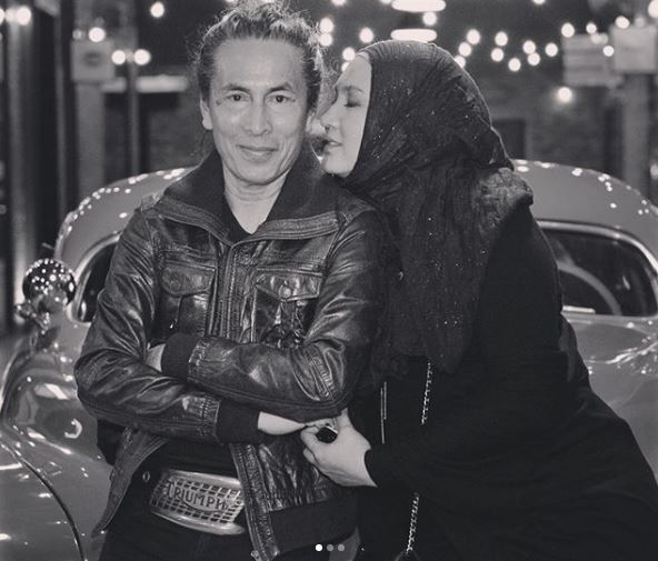 Amy bersama isteri kesayangannya.